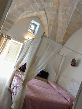 Una delle romantiche stanze, con soffitto a volta